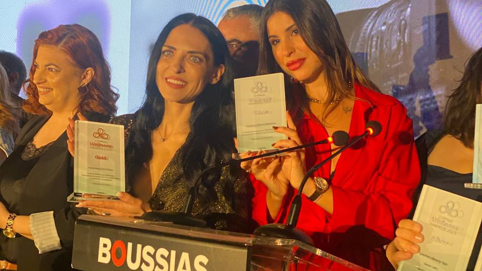 &Chi;&rho;&upsilon;&sigma;ό &beta;&rho;&alpha;&beta;&epsilon;ί&omicron; &sigma;&tau;&eta;&nu; Advanced Hair Clinics &sigma;&tau;&alpha; Cyprus Wellness Awards